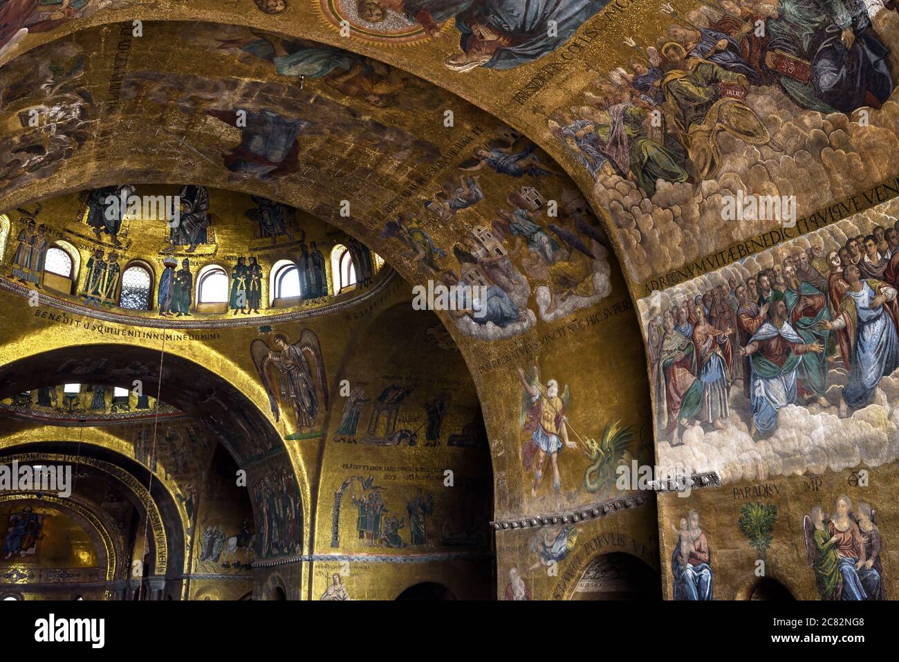 Venedig, Italien - 21. Mai 2017: Der berühmte Markusdom oder Markusdom`s Inneren, ist ein großes altes Wahrzeichen von Venedig. Schöne Wandmosaik in St. Stockfoto